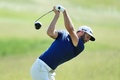 男子ゴルフ米国ツアーメジャー第2戦、全米オープン選手権を控え、練習ラウンドに臨むダスティン・ジョンソン（2017年6月13日撮影）。(c)AFP/Getty Images/Richard Heathcote