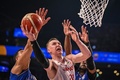 FIBAバスケットボール・ワールドカップ、17-32位順位決定ラウンド・グループO、日本対ベネズエラ。得点を狙うジョシュ・ホーキンソン（中央、2023年8月31日撮影）。(c)Yuichi YAMAZAKI / AFP