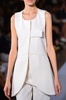 イタリア・ミラノ市内で発表された「ジル・サンダー（JIL SANDER）」14年春夏コレクション（2013年9月21日撮影）。(c)AFP/GIUSEPPE CACACE