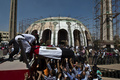 エジプト・カイロ（Cairo）で営まれたイスラム主義組織「ムスリム同胞団（Muslim Brotherhood）」との衝突で死亡した警察官の葬儀（2013年8月15日撮影）。(c)AFP/KHALED DESOUKI