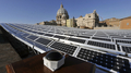 バチカン市国の「パウロ6世（Paul VI）ホール」の屋根に設置された太陽光発電パネル（2008年11月26日撮影）。(c)AFP/ANDREAS SOLARO