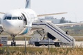 キプロス・ラルナカのラルナカ国際空港で、エジプト航空のエアバスA320型機から降りる、ハイジャック犯とみられる男（2016年3月29日撮影）。(c)AFP/BEHROUZ MEHRI