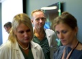 スウェーデン・ヨーテボリ（Gothenburg）の病院で初の生体子宮移植手術について記者会見するマッツ・ブレンストレム（Mats Braennstroem）医師（中央、2012年9月18日撮影、資料写真）。(c)AFP/TT NEWS AGENCY/ADAM IHSE