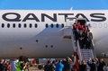 豪シドニー空港で、米ニューヨークからノンストップで到着したQF7879便のタラップに立つカンタス航空のアラン・ジョイス最高責任者（CEO、前列右）と乗務員ら（2019年10月20日撮影）。(c)AFP PHOTO / QANTAS