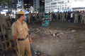 インド・ニューデリー（New Delhi）中心部のコノート・プレイス（Connaught Place）の連続爆発現場を警備する警察官（2008年9月13日撮影）。(c)AFP/TENGKU BAHAR