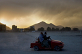 アフガニスタン・カブール（Kabul）で、おもちゃの自動車に乗って遊ぶ男性ら（2008年10月21日撮影）。(c)AFP/Manpreet ROMANA