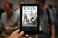 米カリフォルニア（California）州サンタモニカ（Santa Monica）で公開された、米アマゾン・ドットコム（Amazon.com）の新タブレット端末「キンドル・ファイアHD（Kindle Fire HD）」（2012年9月6日撮影）。(c)AFP/JOE KLAMAR