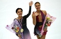 16-17フィギュアスケートグランプリ（GP）ファイナル、女子シングル・フリースケーティング（FS）。表彰式に臨むエフゲニア・メドベデワ（左）とアンナ・ポゴリラヤ（2016年12月10日撮影）。(c)AFP/ANNE-CHRISTINE POUJOULAT