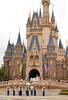 千葉県浦安市の東京ディズニーランド（Tokyo Disneyland）で28日、会社員の安孫子高行（Takayuki Abiko）さんと加越真由美（Mayumi Kagoshi）さんの結婚式が行われた。一般カップルがディズニーランドで挙式するのは開園以来、初めて（2012年9月28日撮影）。(c)AFP/Yoshikazu TSUNO