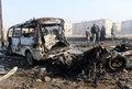 シリア北部アレッポ（Aleppo）の反体制派が掌握する地区で、空爆による被害状況を確かめる住民（2013年12月15日撮影）。(c)AFP/MOHAMMED AL-KHATIEB