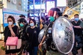 香港・銅鑼湾地区で行われた抗議デモで、参加者の男女を拘束する警察（2020年6月12日撮影）。(c)Anthony WALLACE / AFP
