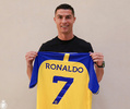 サッカーサウジアラビア1部リーグ、アル・ナスルとの契約を結び、背番号の入ったユニホームを手にするクリスティアーノ・ロナウド（2022年12月30日撮影）。(c)AFP PHOTO / HO /AL NASSR FOOTBALL CLUB