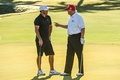 男子ゴルフ、リブゴルフ・インビテーショナル最終戦、米マイアミ大会の開幕を控え、トランプ・ナショナル・ドラール・ゴルフクラブでブルックス・ケプカ（左）とプレーするドナルド・トランプ氏（2022年10月27日撮影）。(c)Giorgio VIERA/ AFP