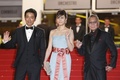 南仏カンヌ（Cannes）で開催中の第66回カンヌ国際映画祭（Cannes Film Festival）で20日、コンペティション部門に出品されている三池崇史（Takashi Miike）監督作『藁の楯』の公式上映が行われ、監督とともに主演の大沢たかお（Takao Osawa）、共演者の松嶋菜々子（Nanako Matsushima）がレッドカーペットを歩いた。この日は、公式上映に先立ち、記者会見とフォトコールも行われた。

写真は、レッドカーペットに登場した（左から）大沢、松嶋、三池監督（2013年5月20日撮影）。(c)AFP/VALERY HACHE