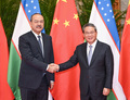 アリポフ首相（左）と握手を交わす李強総理（2024年11月4日撮影）。(c)Xinhua News