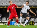 サッカー国際親善試合、ドイツ対デンマーク。ドイツのヨナス・ホフマン（右）とボールを競るデンマークのクリスティアン・エリクセン（2021年6月2日撮影）。(c)CHRISTOF STACHE / POOL / AFP