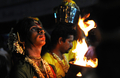 シンガポールで30日、ヒンズー教の大祭タイプーサム（Thaipusam）が行われた。ムルガ（Muruga）神をあがめるこの祭りは、 タミル暦のタイ（Thai）の月の満月の日に行われる。信者らは「カバディ（Kavadi）」と呼ばれる御輿（みこし）を鉄串などで自分の身体に固定して苦行の行進を行う。この祭りはマレーシアでも行われる。

写真は、夜明け前のマレーシア・クアラルンプール（Kuala Lumpur）で、バトゥ洞窟（Batu cave）のヒンズー教寺院に向けて行進をするヒンズー教徒（2010年1月30日撮影）。(c)AFP/Saeed KHAN