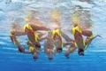 スペイン・バルセロナ（Barcelona）で開催されている第15回世界水泳選手権（15th FINA World Championships）。水中カメラで撮影されたシンクロナイズドスイミング・チームの演技の様子。

チームテクニカルルーティン（TR）予選で演技するシンガポールの選手（2013年7月20日撮影）。(c)AFP/FRANCOIS XAVIER MARIT