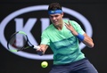全豪オープンテニス、男子シングルス1回戦。フォアハンドを打つミロス・ラオニッチ（2017年1月17日撮影）。(c)AFP/PETER PARKS