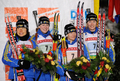 バイアスロンW杯2008-09第5戦、女子4x6キロメートルリレーの表彰式に臨むスウェーデンの（左から）アンナ・カリン・オロフソン（%%Anna-Carin Olofsson%%）、ヘレナ・ヨンソン（%%Helena Jonsson%%）、%%Sofia Domeij%%、%%Anna Maria Nilsson%%。（2009年1月14日撮影）(c)AFP/DDP/LENNART PREISS