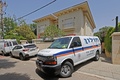イスラエル・テルアビブ郊外の中国大使公邸で、大使の遺体を運ぶ救急車両（2020年5月17日撮影）。(c)AFP/Jack GUEZ
