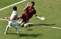 サッカーW杯ブラジル大会（2014 World Cup）グループD、イタリア対ウルグアイ。ウルグアイのルイス・スアレス（Luis Suarez）の得点機を阻むイタリアのジャンルイジ・ブッフォン（Gianluigi Buffon、2014年6月24日撮影）。(c)AFP/YASUYOSHI CHIBA
