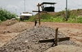 南スーダンの首都ジュバにある国連南スーダン派遣団（UNMISS）の避難民キャンプに作られた急ごしらえの墓（2016年7月22日撮影、資料写真）。(c)AFP/CHARLES ATIKI LOMODONG