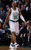 09-10NBA、ボストン・セルティックス（%%Boston Celtics%%）対シカゴ・ブルズ（%%Chicago Bulls%%）。試合はブルズが96-83でセルティックスを下し、3連勝した。写真はファウルの判定に悔しがるセルティックスのレイ・アレン（%%Ray Allen%%）。（2010年1月14日撮影）(c)AFP/Getty Images/Elsa