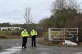 サラ・エバラードさんの遺体が発見された英ケント州アシュフォードの森林付近で警備に当たる警察官（2021年3月12日撮影）。(c)Glyn KIRK / AFP