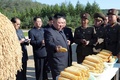 朝鮮人民軍の農場を視察する金正恩（キム・ジョンウン）朝鮮労働党委員長（中央）。国営朝鮮中央通信配信（2019年10月9日配信、撮影日不明）。(c)AFP PHOTO/KCNA VIA KNS