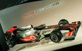 フォーミュラワン（F1、F1世界選手権）に参戦するマクラーレン・メルセデス（%%McLaren-Mercedes%%）は29日、2010シーズンの新型車「MP4-25」を発表した。写真はマクラーレン・メルセデスの新型車MP4-25。（2010年1月29日撮影）(c)AFP/ADRIAN DENNIS