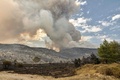 山火事に見舞われたギリシャ・アルカネスのパルニサ山から立ち上る煙（2023年8月23日撮影）。(c)Spyros BAKALIS / AFP