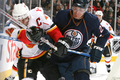 オイラーズのスティーブ・ステイウス（%%Steve Staios%%、右）と競り合うフレームスのジェローム・イギンラ（%%Jarome Iginla%%、左）。(c)AFP/Getty Images Dale MacMillan