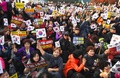 韓国ソウルのソウル駅で行われた朴槿恵（パク・クネ）大統領支持派のデモの様子（2016年11月19日撮影）。(c)AFP/JUNG Yeon-Je