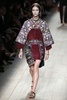 フランス・パリ市内で発表された「ヴァレンティノ（VALENTINO）」14年春夏コレクション（2013年10月1日撮影）。(c)AFP/PATRICK KOVARIK
