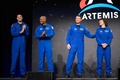 米テキサス州ヒューストンでの記者会見で紹介された、月探査ミッションに参加する宇宙飛行士の（左から）ジェレミー・ハンセンさん、ビクター・グローバーさん、リード・ワイズマンさん、クリスティーナ・コックさん（2023年4月3日撮影）。(c)Mark Felix / AFP