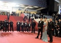 南仏カンヌ（Cannes）で開催中の第66回カンヌ国際映画祭（Cannes Film Festival）で20日、コンペティション部門に出品されている三池崇史（Takashi Miike）監督作『藁の楯』の公式上映が行われ、監督とともに主演の大沢たかお（Takao Osawa）、共演者の松嶋菜々子（Nanako Matsushima）がレッドカーペットを歩いた。この日は、公式上映に先立ち、記者会見とフォトコールも行われた。

写真は、レッドカーペットに登場した（左から）大沢たかお、松嶋菜々子、三池監督（2013年5月20日撮影）。(c)AFP/ANNE-CHRISTINE POUJOULAT