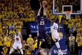 14-15NBAプレーオフ1回戦（7回戦制）、ゴールデンステイト・ウォリアーズ対ニューオーリンズ・ペリカンズ。ゴールデンステイト・ウォリアーズのドレイモンド・グリーン（右）をかわしシュートを狙うニューオーリンズ・ペリカンズのアンソニー・デイビス（2015年4月20日撮影）。(c)AFP/Getty Images/Thearon W. Henderson