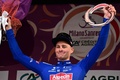 自転車ロードレースのワンデークラシック、ミラノ～サンレモ。トロフィーを手に優勝を喜ぶアルペシン・ドゥクーニンクのマチュー・ファン・デル・プール（2023年3月18日撮影）。(c)Marco BERTORELLO / AFP