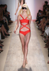 ニューヨーク市内で発表されたエルベ・レジェ バイ マックスアズリア（Herve Leger By Max Azria）の09年春夏コレクション（2008年9月7日撮影）。(c)AFP/Getty Images/Scott Gries