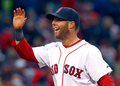 09MLB、ボストン・レッドソックス（%%Boston Red Sox%%）対タンパベイ・レイズ（%%Tampa Bay Rays%%）。試合はレッドソックスが5-3で勝利し、開幕戦を白星で飾った。写真は勝利に歓喜するボストン・レッドソックスのダスティン・ペドロイア（%%Dustin Pedroia%%）。（2009年4月7日撮影）(c)AFP/Getty Images/Jim Rogash