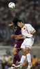 ベトナムの%%Nguyen Huy Hoang%%（右）とハイボールを競り合うカタールのセバスチャン・ソリア（%%Sebastian Soria%%）。(c)AFP/QUANG MINH