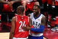 NBAオールスターゲーム2016。ロサンゼルス・レイカーズのコービー・ブライアントとうれしそうにマッチアップするクリーブランド・キャバリアーズのレブロン・ジェームズ（2016年2月14日撮影）。(c)AFP/Getty Images/Elsa