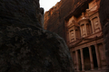 ヨルダン南部、かつてのナバテア（Nabataean）王国の「バラ色の都」ペトラ（Petra）にある遺跡の1つ、「エル・ハズネ（Al-Khazna、宝物殿）」（2008年4月2日撮影）。(c)AFP/MARCO LONGARI