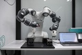 米ニューヨークにあるティファニーの工房でブレスレットの留め金を検査するロボット（2022年10月11日撮影）。(c)Ed JONES / AFP