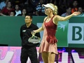 女子テニス、WTAツアー選手権（BNP Paribas WTA Championships - Singapore 2014）4日目。審判に抗議するカロリーネ・ボズニアツキ（Caroline Wozniacki、2014年10月23日撮影）。(c)AFP/ROSLAN RAHMAN