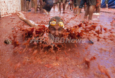 ★トマト祭★ スペインで「トマト祭り」、数千人が赤く染まる（29日） | Reuters