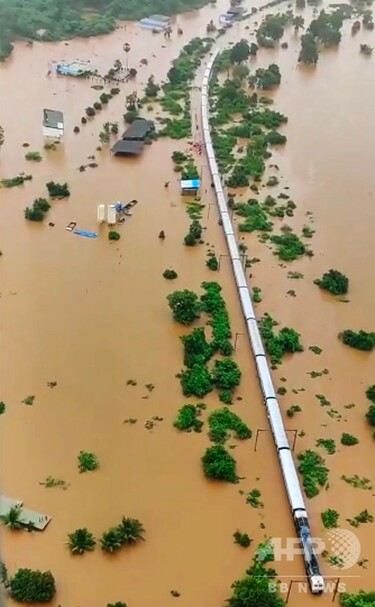 列車が洪水で立ち往生、インド海軍が乗客800人の救助作戦展開 写真19枚
