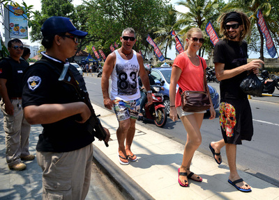 自転車盗んだ豪観光客、罰として「恥さらしの行進」 インドネシア