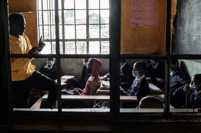 小2男児に模擬性行為強要、教師6人逮捕 ケニア